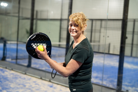 Een padelspeler staat klaar met racket en bal, voorbereid op de opslag padel. Deze afbeelding benadrukt het belang van de padel service regels en de juiste uitvoering. Een goede padel opslag is cruciaal voor een sterke start van het punt volgens de basisregels padel.