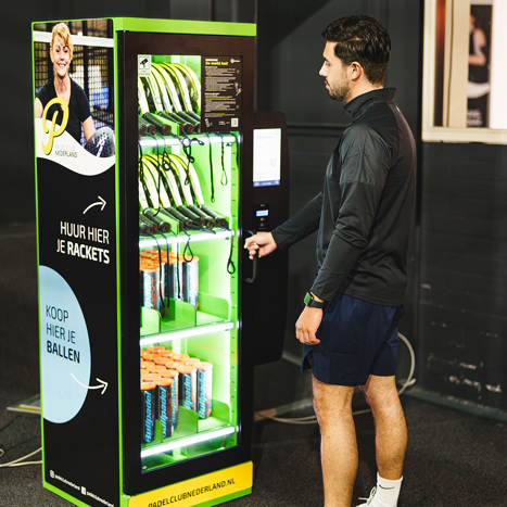 : Padelspeler huurt een racket en koopt ballen bij de indoor padellocatie op korte rijafstand van Tiel.