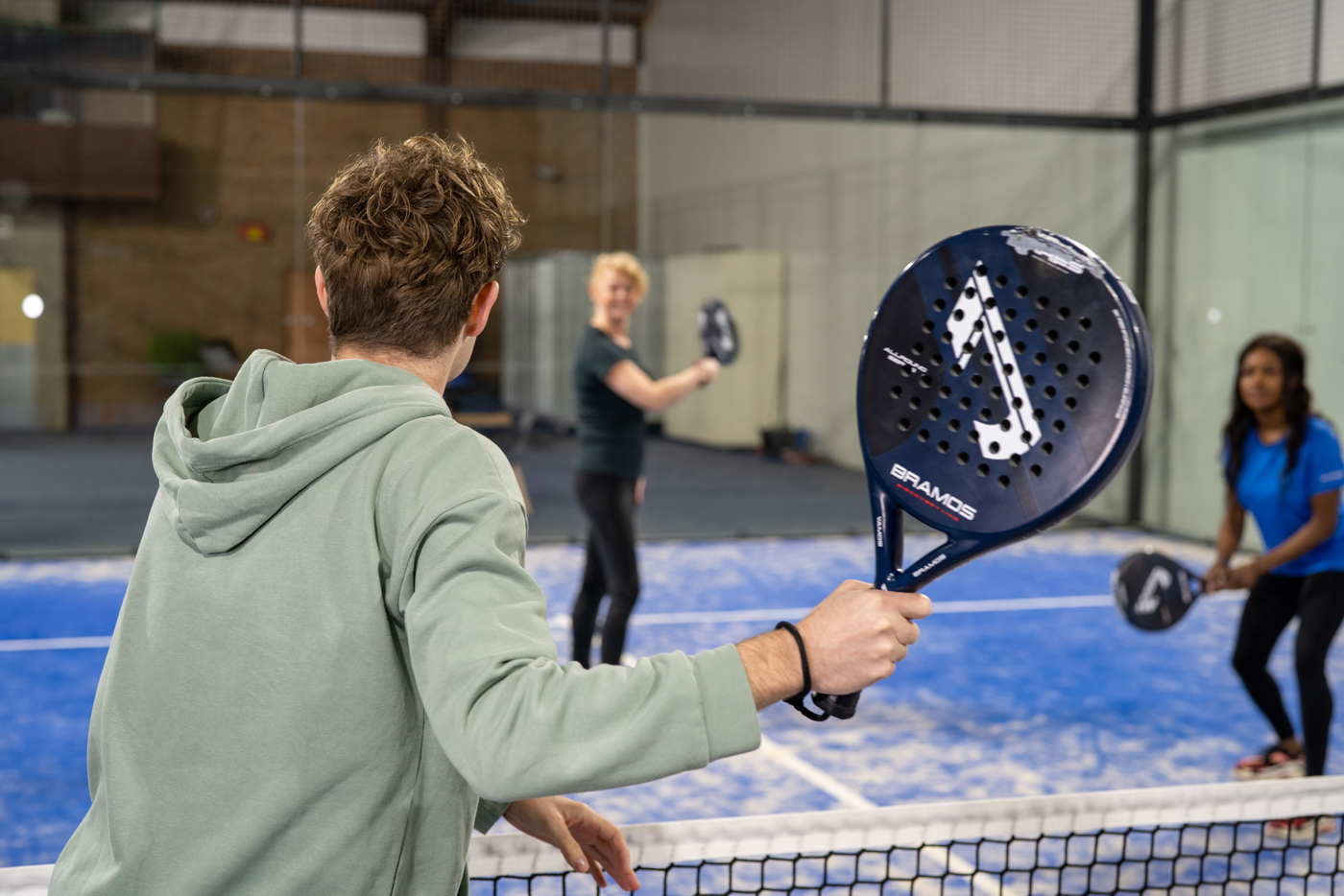 Padel spelen op een indoor padelbaan.jpg