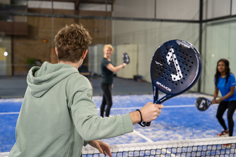 Padel spelen op een indoor padelbaan.jpg