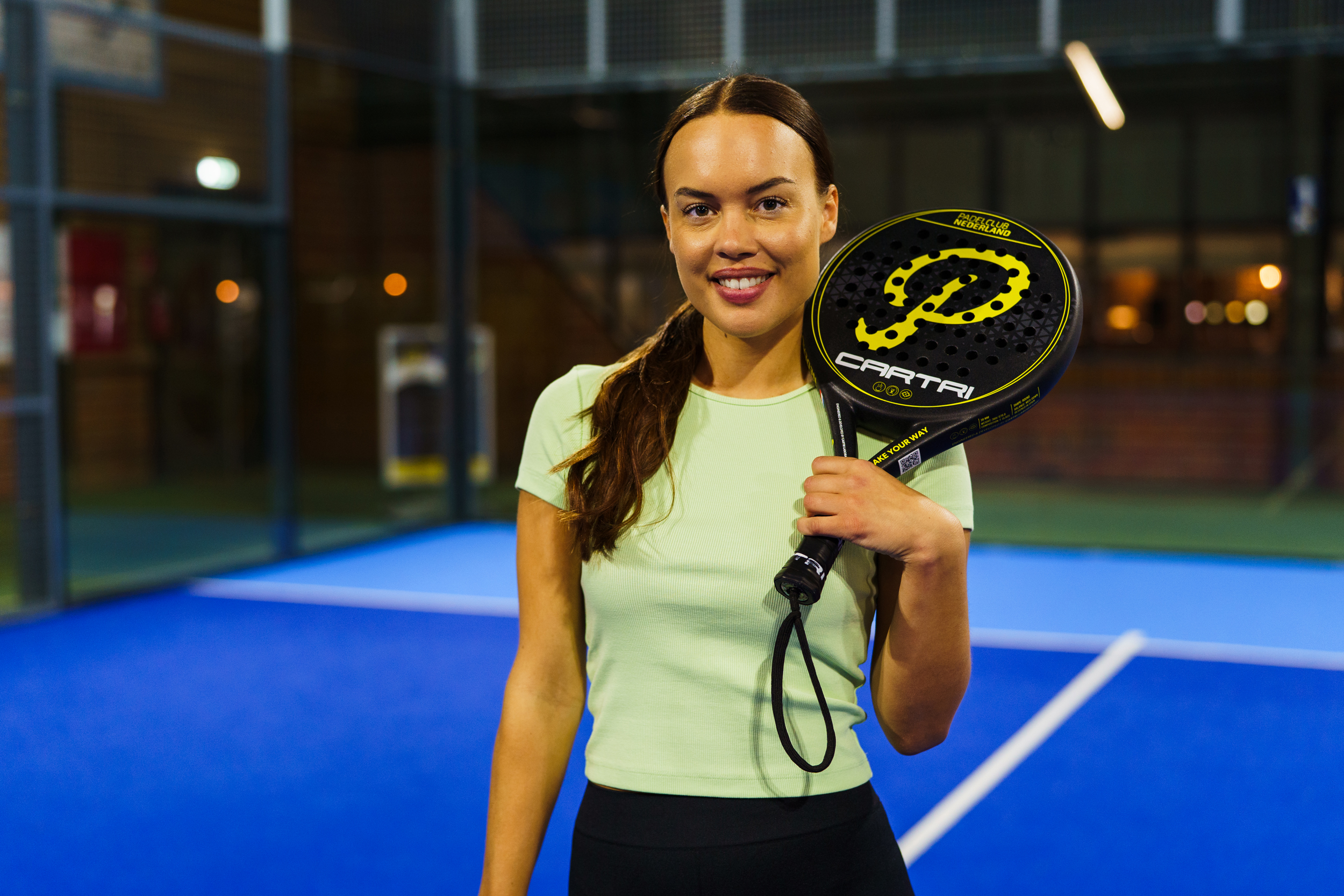 Padelspeler met padelracket op de baan bij Padelclub Nederland locatie Franeker