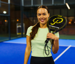 Padelspeler met padelracket op de baan bij Padelclub Nederland locatie Franeker