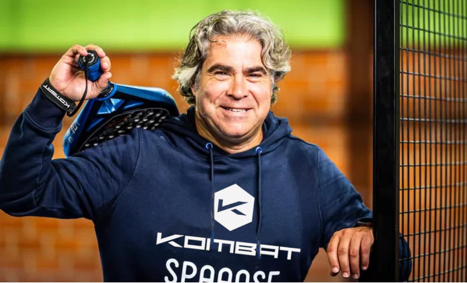 Een padeltrainer begeleidt spelers tijdens een training op de baan. Ideaal voor wie zijn padelspel in Leiden wilt verbeteren.