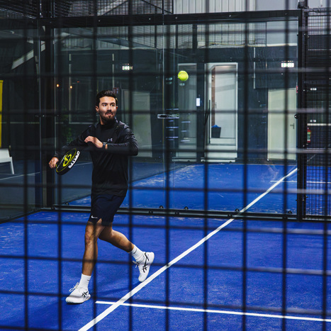 Padelspeler op een indoor padelbaan met zeven banen en twee singlebanen op ongeveer 26 minuten rijden van Tiel.