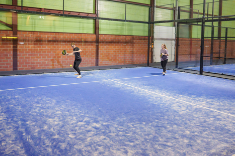 twee spelers die padel spelen op de indoor banen in Leiden